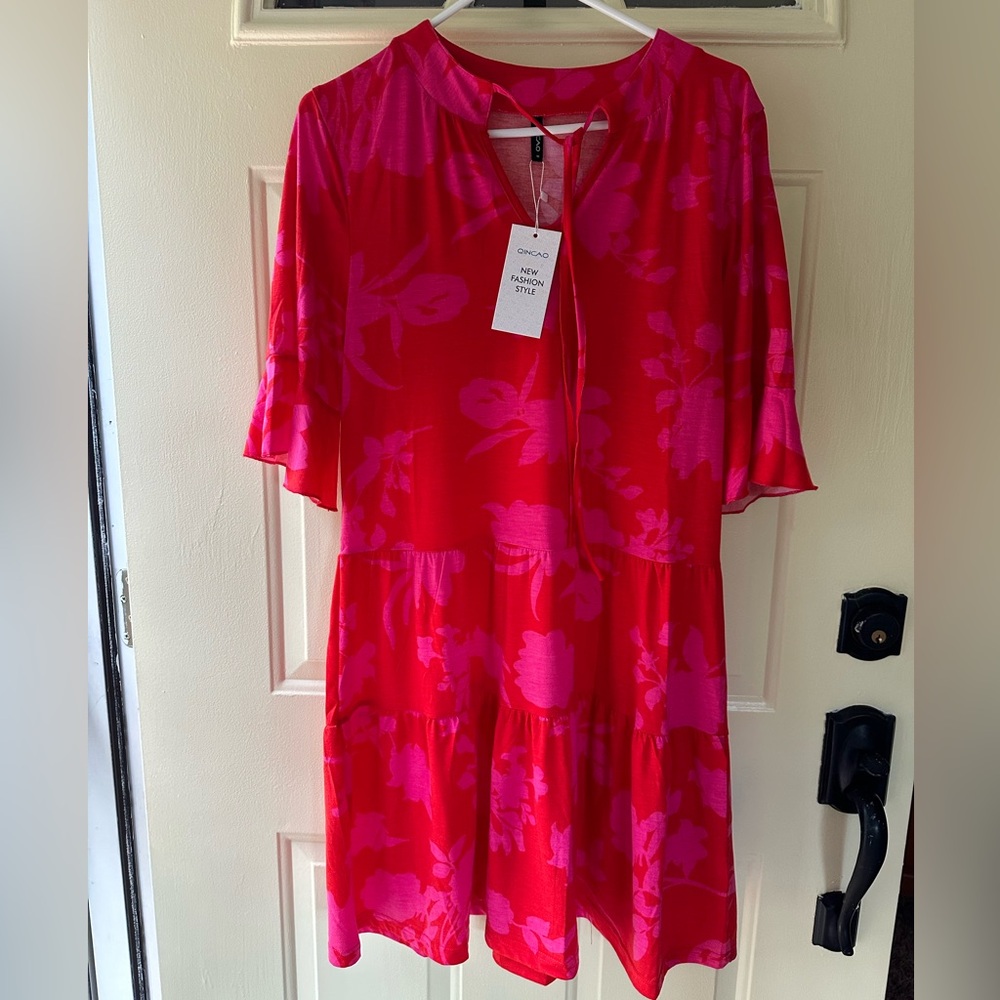 Qincao b-neck short sleeve t-shirt red dress.  Size Medium.